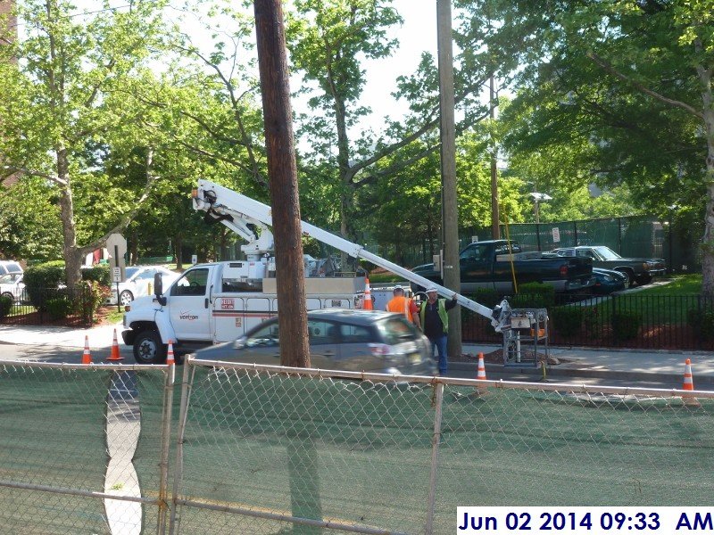 Verizon Working on removing the light poles Facing East (800x600)